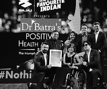 Swarnalatha J. being felicitated by Ajaz Khan and Zayed Khan, Bollywood Actors and RJ Archana, Radio City as the winner of Dr Batra's® People's Choice Award 2019