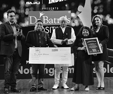 Dr. Anita Sharma being felicitated by Delnaz Balsara (Mrs. Asia Universe 2018) and  Kiran Shantaram, Ex-Sheriff of Mumbai as Dr Batra's® Positive Health Hero 2019