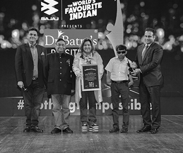 Shankar Chandra Shekar being felicitated by His Excellency Zulfikar Ghadiyali of Abu Dhabi and Dolly Bindra, Actor as Dr Batra's® Positive Health Hero 2019