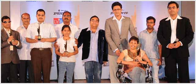 Saluting the Heroes of 2011, Anil Kumble Felicitates the Awardees image