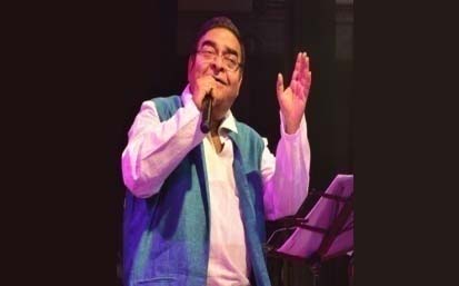 Dr. Mukesh Batra enthralls the audience with his Yaadon Ki Bahaar 4 Singing Concert image