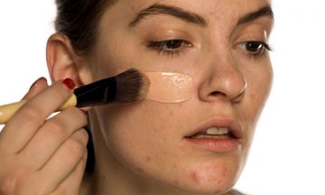 Makeup mistakes that can cause acne