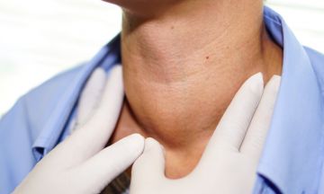 Hyperthyroidism vs. Hypothyroidism - Know its difference & homeopathy treatment