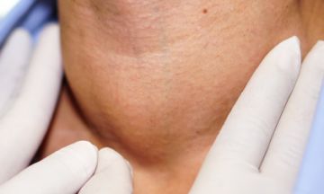 Hyperthyroidism vs. Hypothyroidism - Know its difference & homeopathy treatment